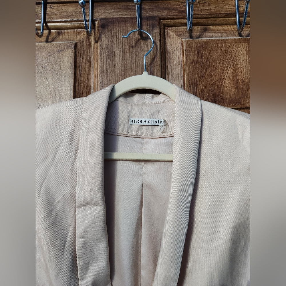 ✨️Final Price✨️Alice + Olivia Sz M Beige Oversized Blazer - Picture 4 of 6